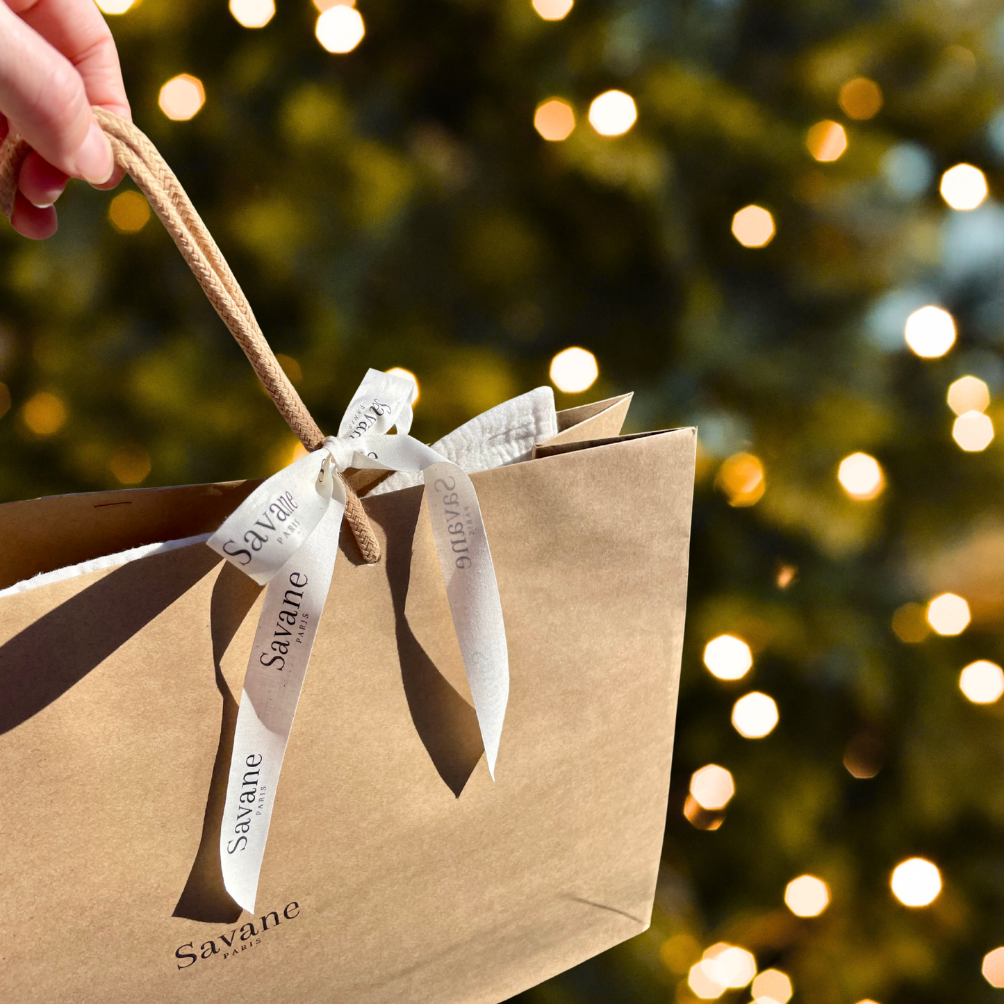 Coussin de naissance cadeau de Noël à déposer au pied du sapin, un cadeau personnalisé unique fait main par Savane Paris