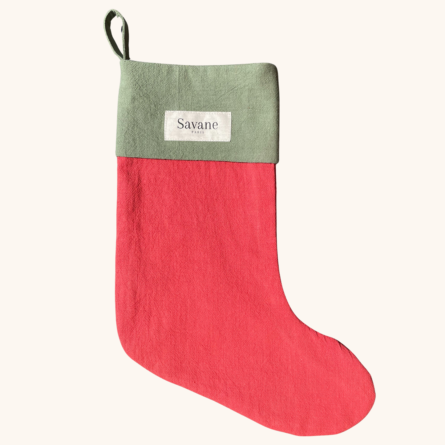 Chaussette de Noël personnalisée au prénom de l’enfant, brodée main dans l’atelier Savane Paris – création artisanale française en gaze de coton, édition limitée. Couleur rouge.