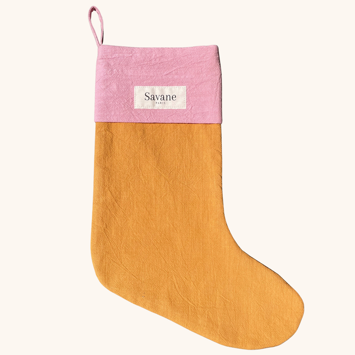 Chaussette de Noël personnalisée au prénom de l’enfant, brodée main dans l’atelier Savane Paris – création artisanale française en gaze de coton, édition limitée. Couleur jaune.