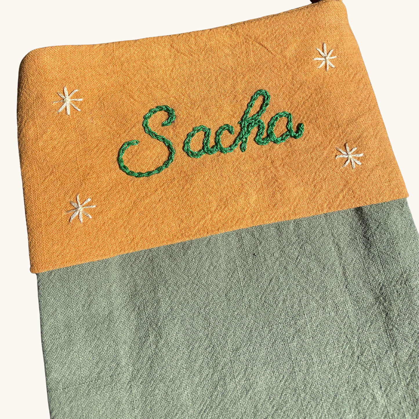 Détail de la broderie prénom sur chaussette de Noël artisanale – fil DMC, brodée main en France par Savane Paris.