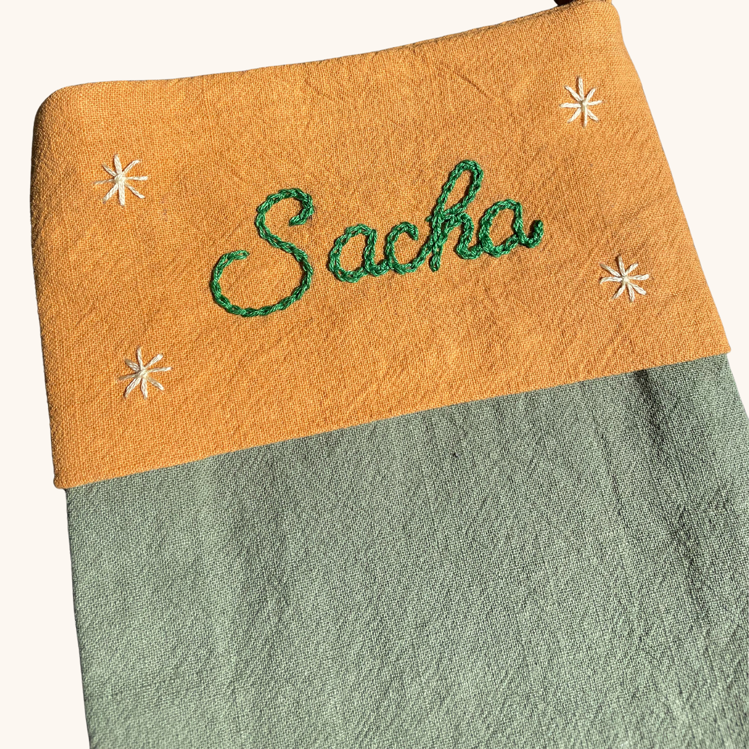 Détail de la broderie prénom sur chaussette de Noël artisanale – fil DMC, brodée main en France par Savane Paris.