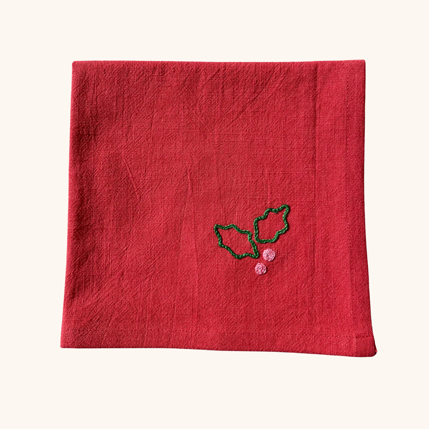 Serviette de table 35×35 cm brodée main motif houx – linge de table artisanal et festif Savane Paris, confectionné en France, édition limitée de Noël. Couleur rouge.