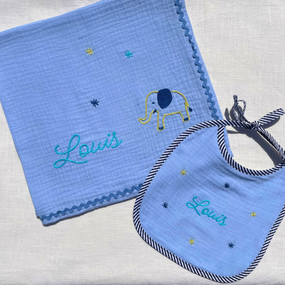 Bavoir bébé personnalisé au prénom Louis et lange brodés à la main par Savane