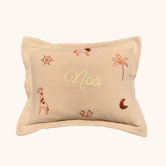 coussin beige sable gaze de coton naissance personnalisé brodé prénom et motifs de la savane . idée cadeau naissance anniversaire noël