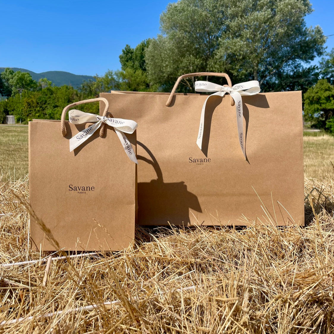 Emballage cadeau élégant et soigné - Coussin lange serviette de table brodés personnalisés prêts à offrir – atelier de broderie main Savane Paris créé par Ségolène Pastour