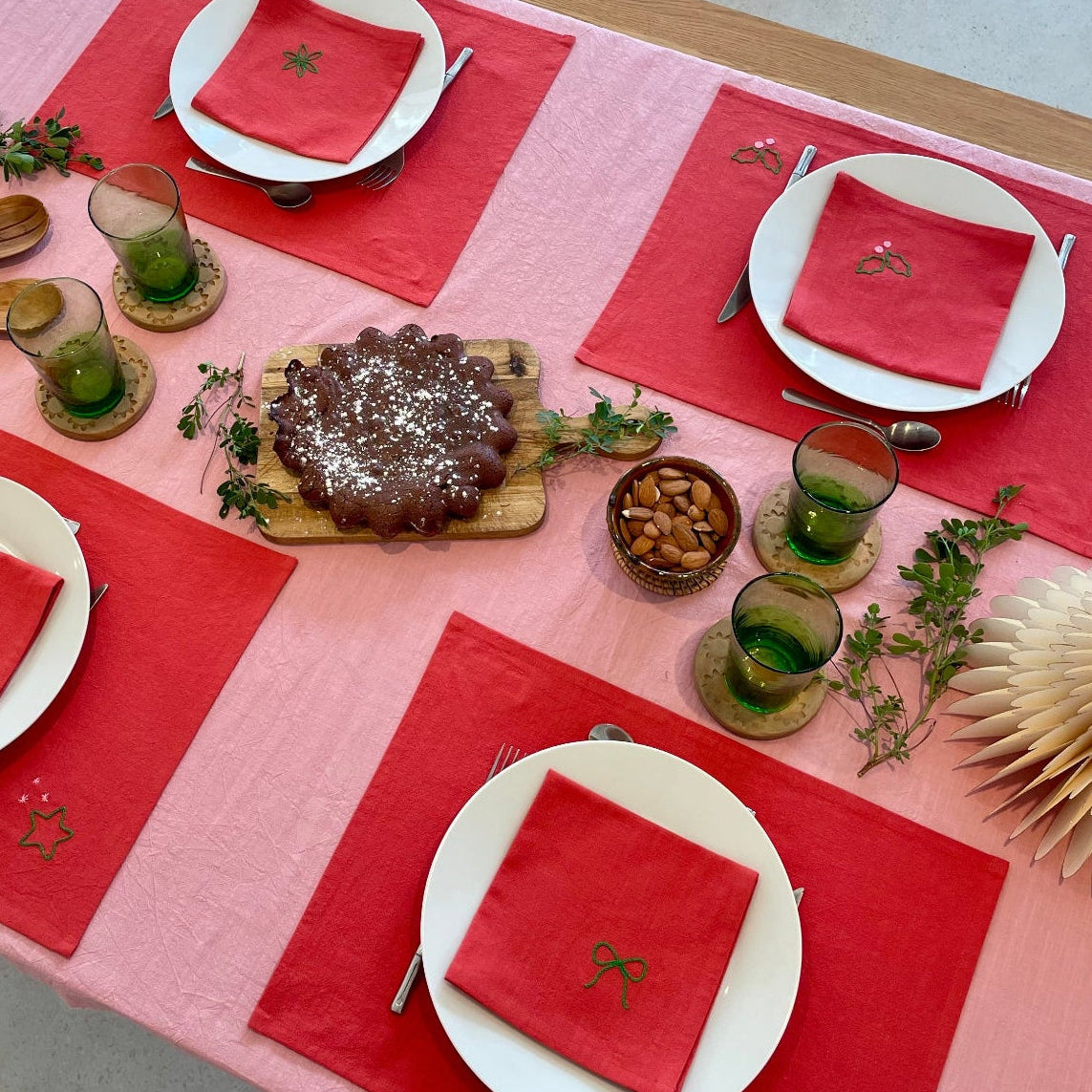 décor de table de noël avec sets de table et serviettes de table brodés main atelier savane paris