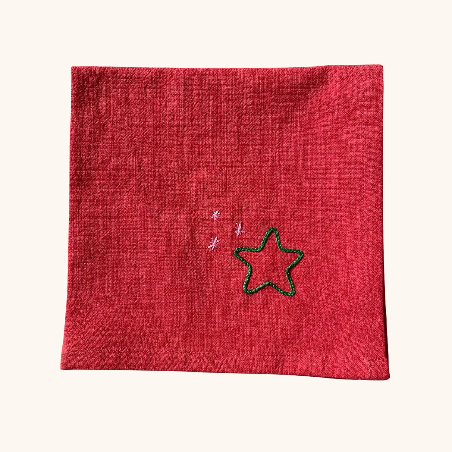 Serviette de table 35×35 cm brodée main motif étoile – linge de table artisanal et festif Savane Paris, confectionné en France, édition limitée de Noël. Couleur rouge.