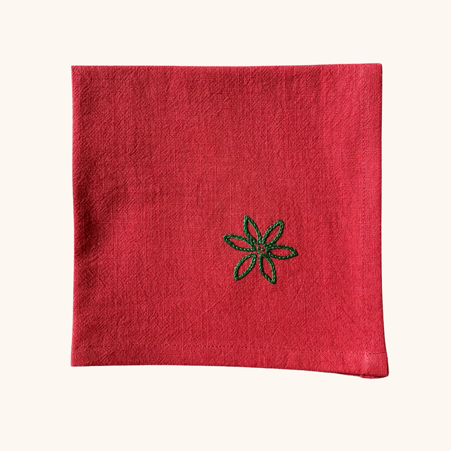 Serviette de table 35×35 cm brodée main motif feuillage d'hiver – linge de table artisanal et festif Savane Paris, confectionné en France, édition limitée de Noël. Couleur rouge.