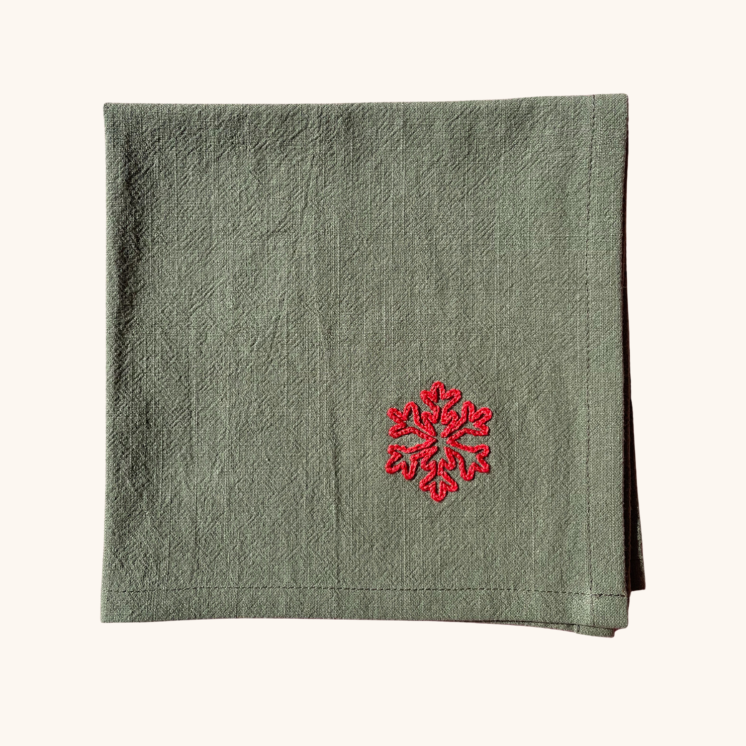 Serviette de table 35×35 cm brodée main motif flocon de neige – linge de table artisanal et festif Savane Paris, confectionné en France, édition limitée de Noël. Couleur vert.