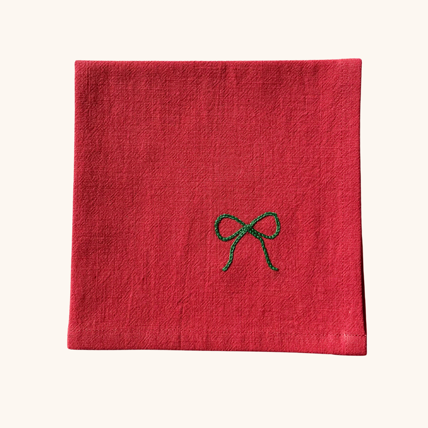 Serviette de table 35×35 cm brodée main motif nœud – linge de table artisanal et festif Savane Paris, confectionné en France, édition limitée de Noël. Couleur rouge.
