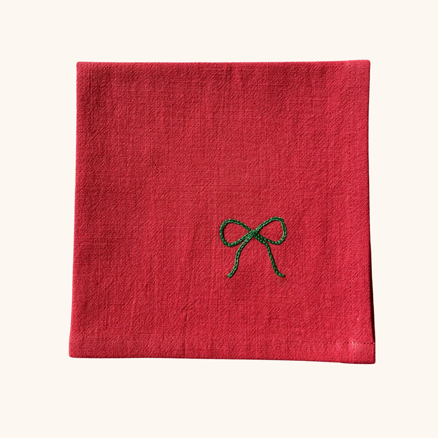 Serviette de table 35×35 cm brodée main motif nœud – linge de table artisanal et festif Savane Paris, confectionné en France, édition limitée de Noël. Couleur rouge.