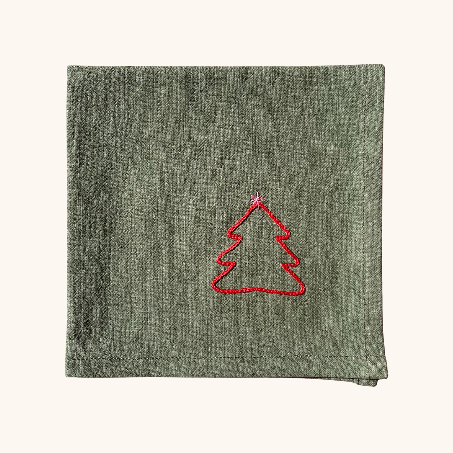 Serviette de table 35×35 cm brodée main motif sapin – linge de table artisanal et festif Savane Paris, confectionné en France, édition limitée de Noël. Couleur vert.