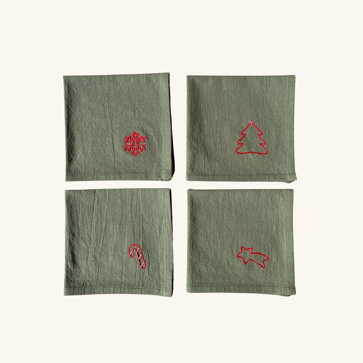 Serviette de table 35×35 cm brodées main motif flocon de neige, sapin de Noël, sucre d'orge et étoile filante – linge de table artisanal et festif Savane Paris, confectionné en France, édition limitée de Noël. Couleur vert