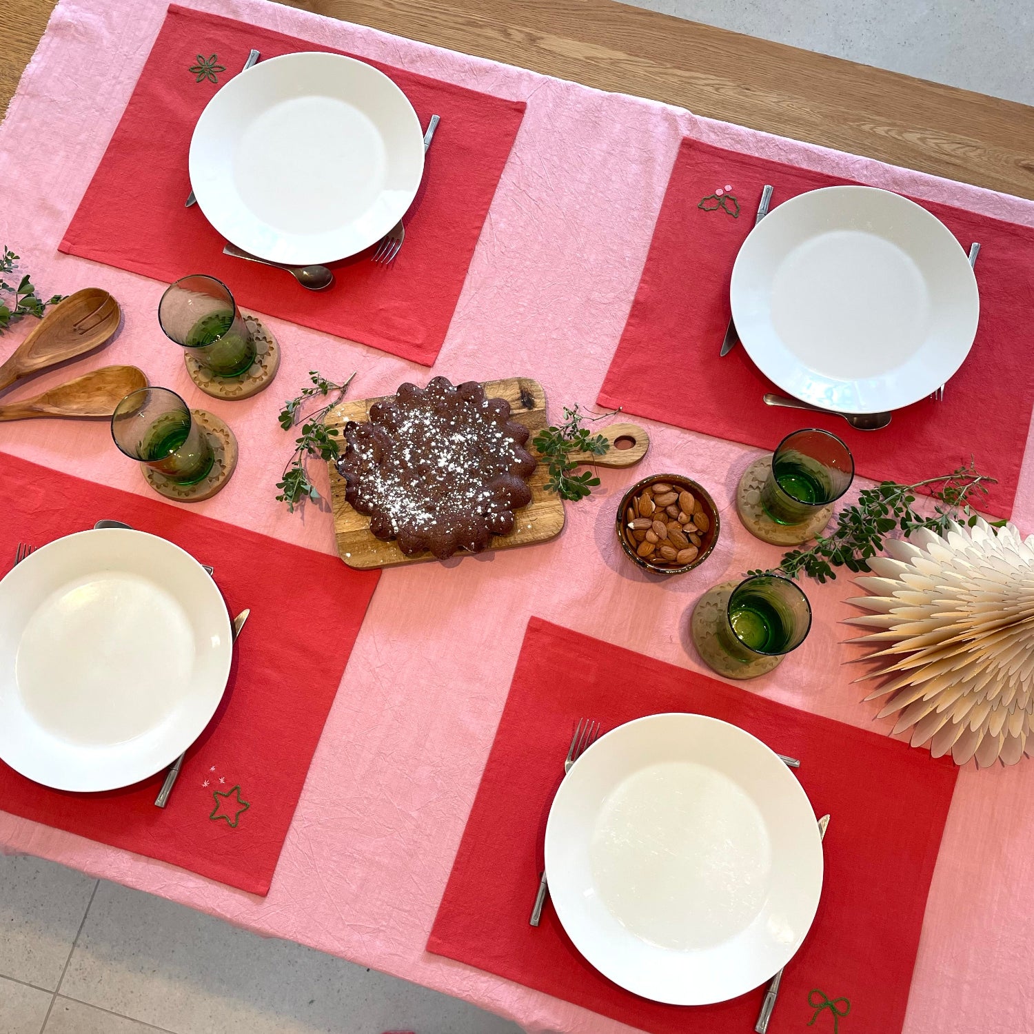 Set de table de Noël motifs festifs Etoile Houx Noeud Feuillage d'hiver, brodée main dans l’atelier Savane Paris – création artisanale française en coton lavé, édition limitée. Couleur rouge.