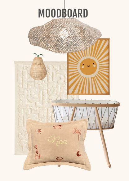 Moodboard décoration chambre bébé beige sable avec coussin brodé personnalisé Savane Paris, suspension en rotin et affiche soleil