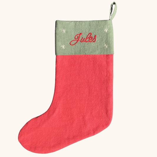 Chaussette de Noël personnalisée au prénom de l’enfant, brodée main dans l’atelier Savane Paris – création artisanale française en gaze de coton, édition limitée. Couleur rouge. 