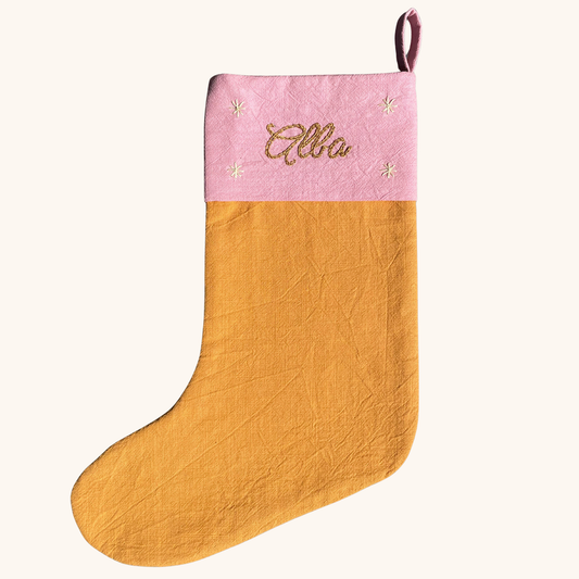 Chaussette de Noël personnalisée au prénom de l’enfant, brodée main dans l’atelier Savane Paris – création artisanale française en gaze de coton, édition limitée.