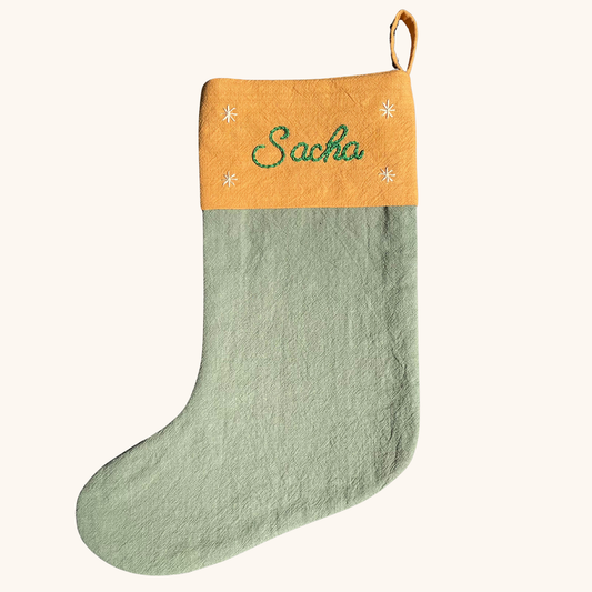 Chaussette de Noël personnalisée au prénom de l’enfant, brodée main dans l’atelier Savane Paris – création artisanale française en gaze de coton, édition limitée. Couleur verte