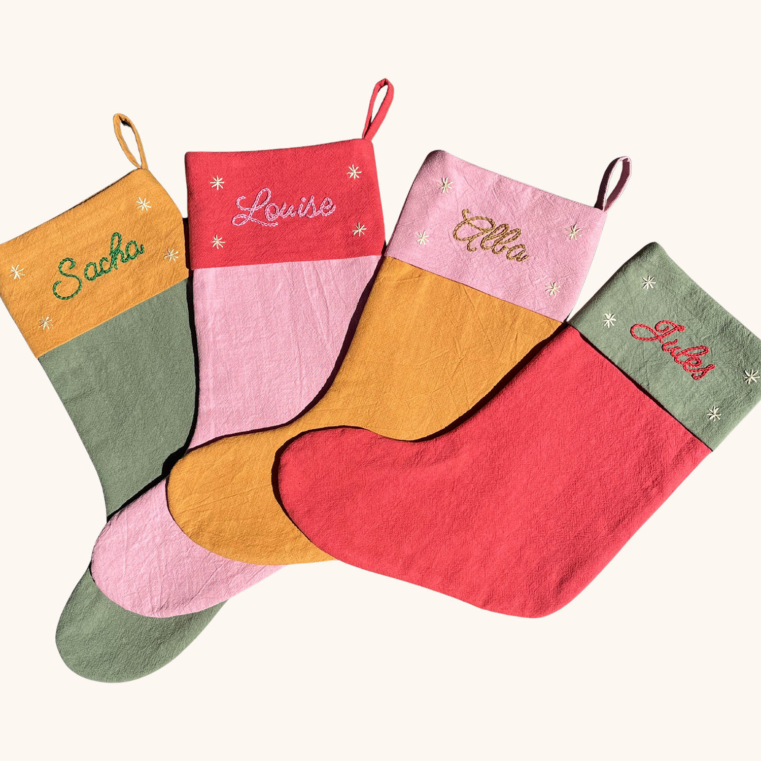 Chaussette de Noël personnalisée au prénom de l’enfant, brodée main dans l’atelier Savane Paris – création artisanale française en gaze de coton, édition limitée. 