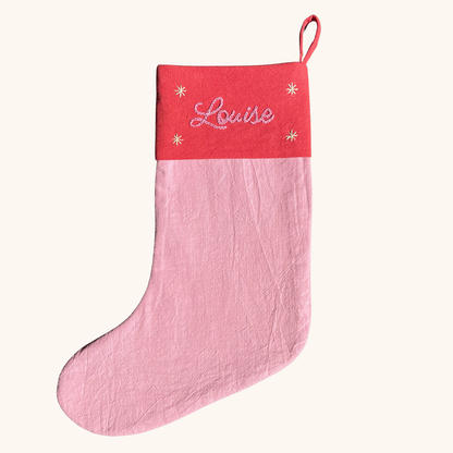 Chaussette de Noël personnalisée au prénom de l’enfant, brodée main dans l’atelier Savane Paris – création artisanale française en gaze de coton, édition limitée. Couleur rose. 