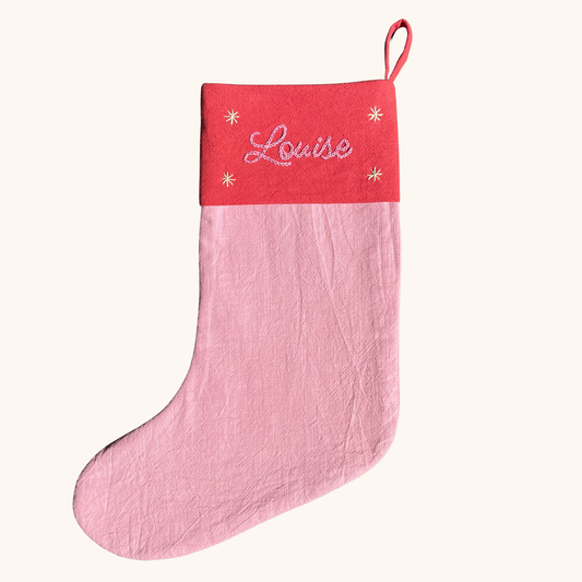 Chaussette de Noël personnalisée au prénom de l’enfant, brodée main dans l’atelier Savane Paris – création artisanale française en gaze de coton, édition limitée. Couleur rose. 