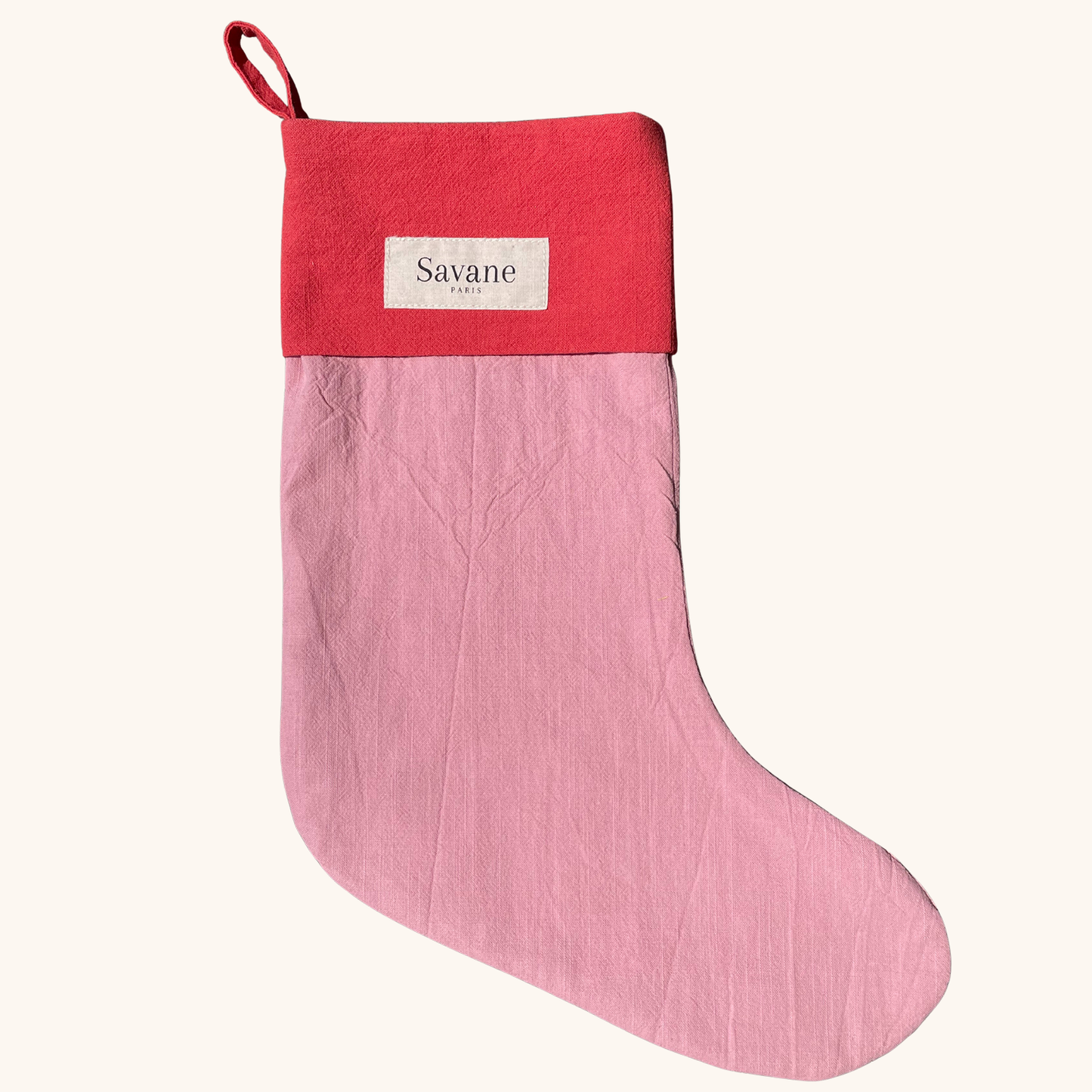 Chaussette de Noël personnalisée accrochée au sapin, brodée main au prénom de l’enfant – décoration festive artisanale Savane Paris. Couleur rose
