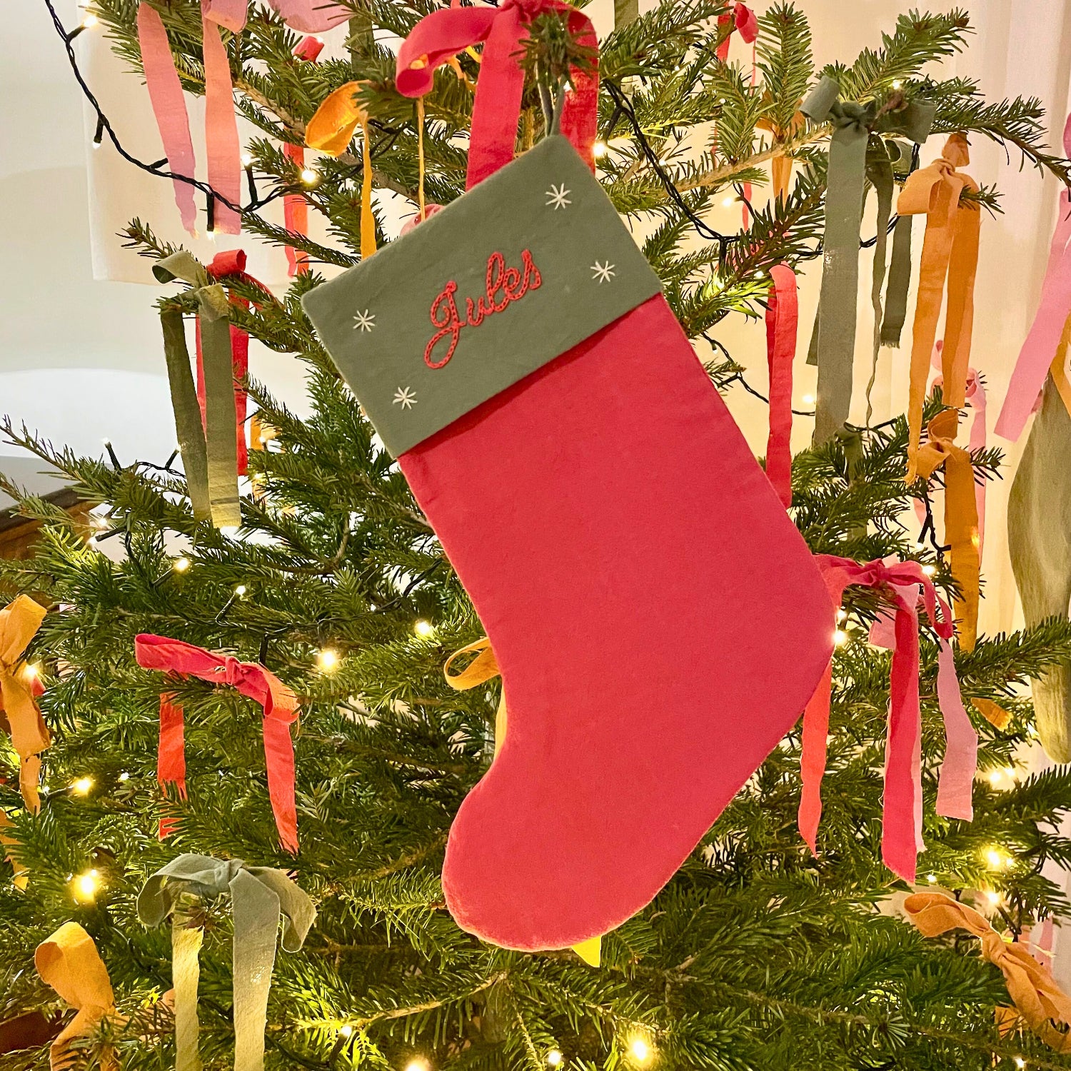 Chaussette de Noël rouge personnalisée au prénom Jules, brodée à la main et suspendue dans le sapin – Savane Paris