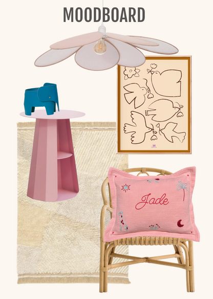 Inspiration poétique et féminine autour du coussin brodé rose “Jade”. Une ambiance douce avec des teintes poudrées, du rotin et des créations design Sarah Lavoine et Smallable.