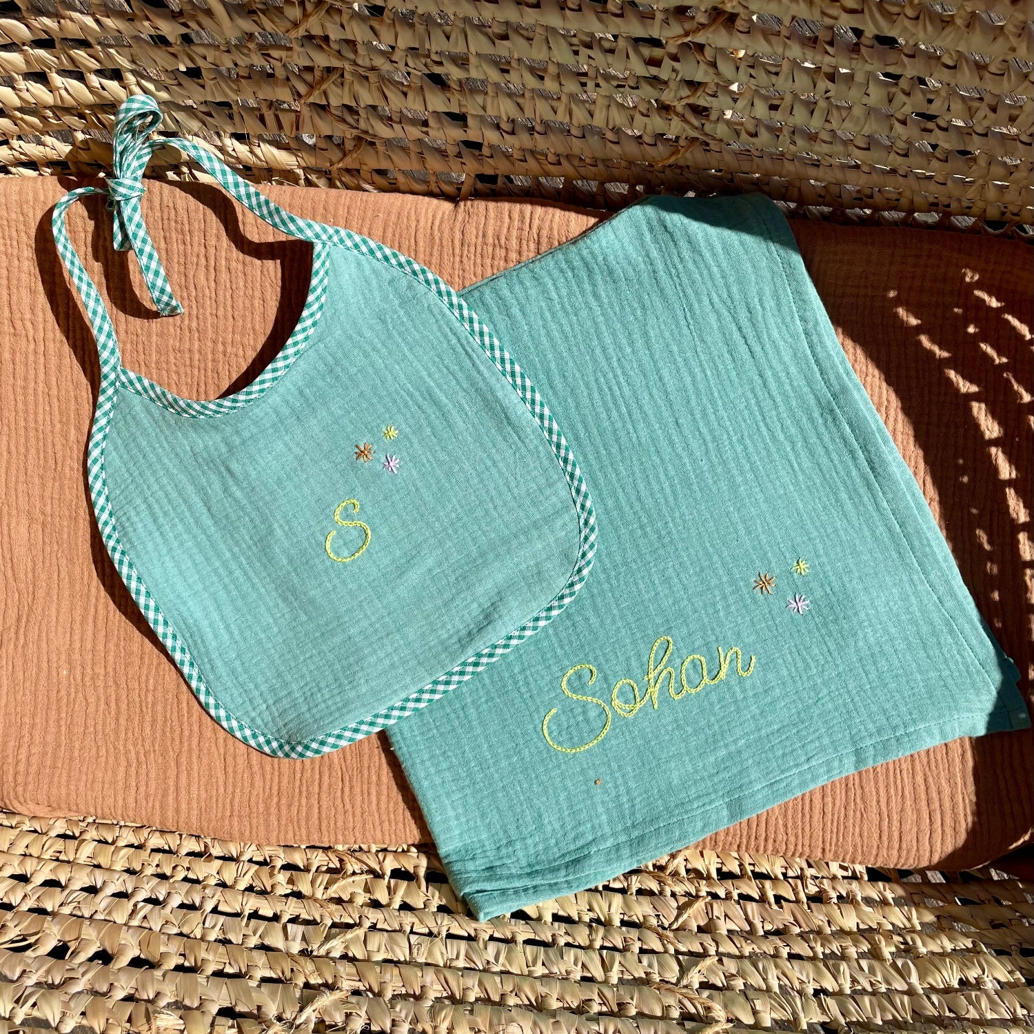 Trousseau de naissance vert avec bavoir et lange brodés Savane