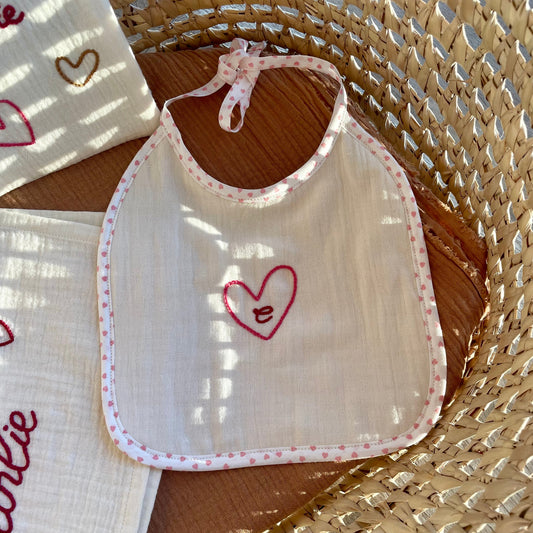 Bavoir bébé personnalisé brodé à la main avec un cœur et une initiale, en coton doux, collection Petits Cœurs Savane, cadeau de naissance artisanal.