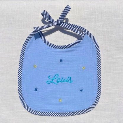 Bavoir bébé bleu personnalisé au prénom Louis avec petites étoiles brodées à la main