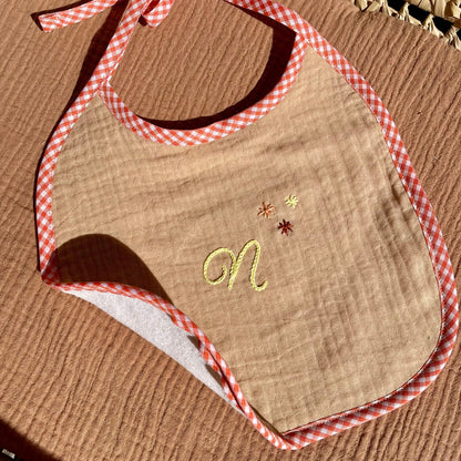 Détail broderie main point de chaînette bavoir Savane