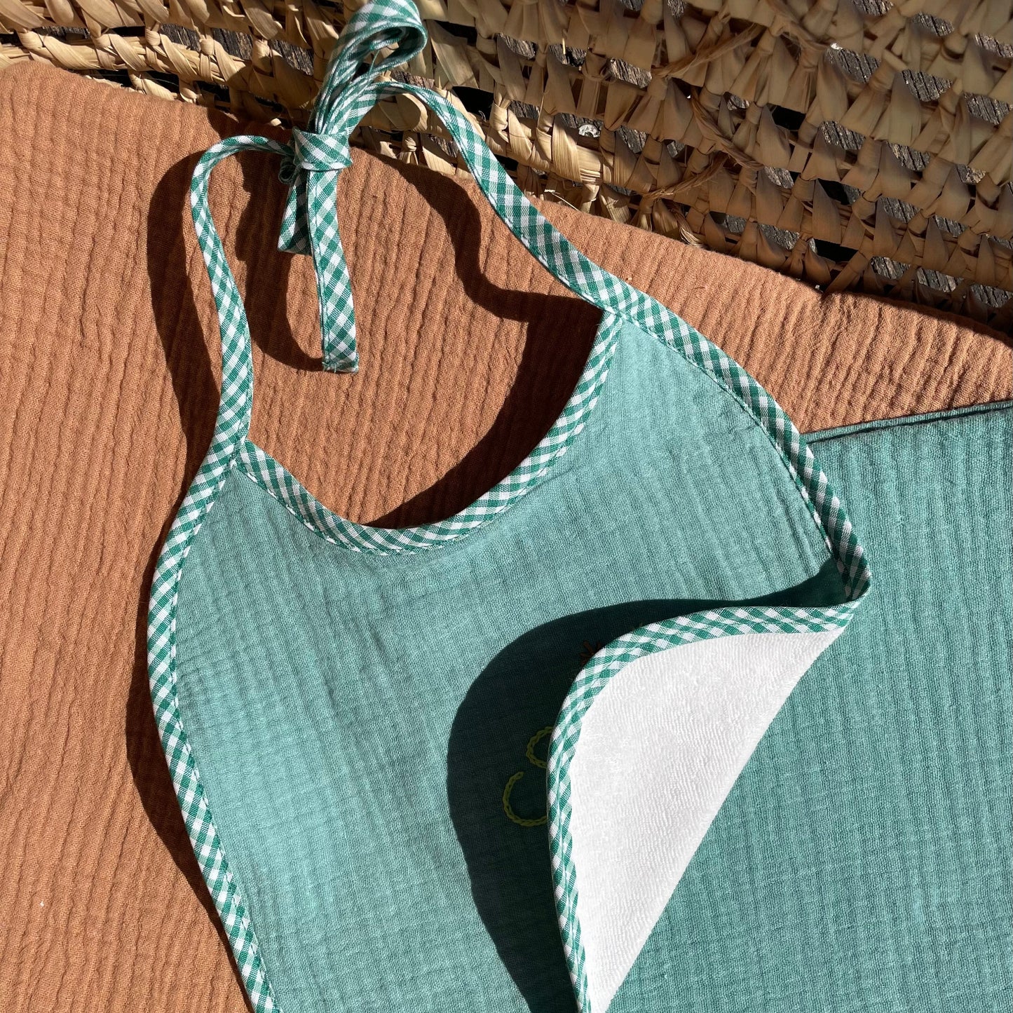 Bavoir gaze de coton vert broderie point de chaînette Savane