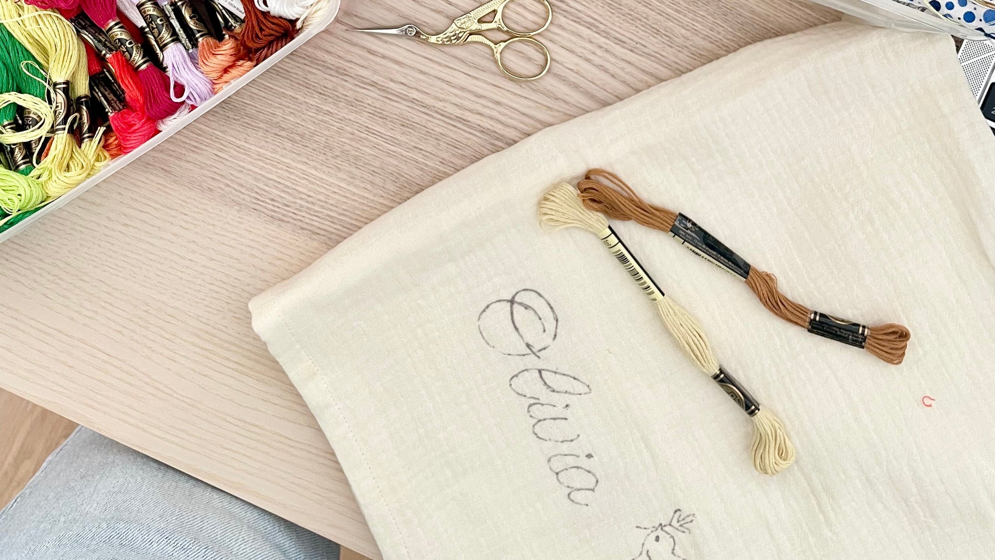 Atelier de broderie sur-mesure Savane à Marseille, préparation d’un prénom brodé à la main avec fils et matériel artisanal en Provence