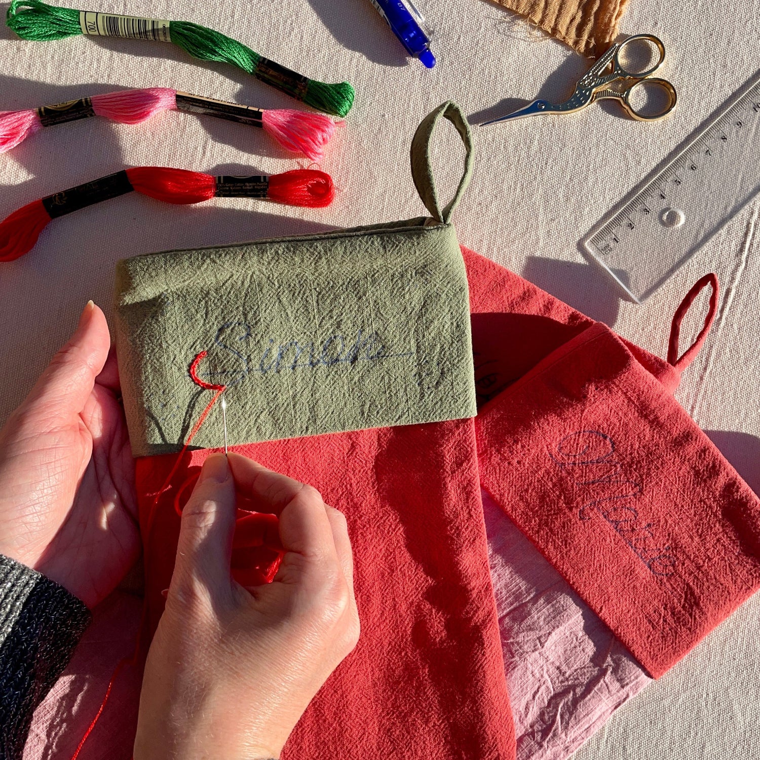 zoom de broderie main sur une chaussette de noël par l'atelier français Savane Paris