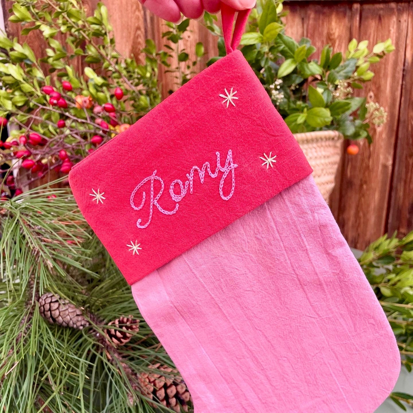 Chaussette de Noël rose personnalisée brodée main avec le prénom Romy, motifs étoiles, création artisanale Savane Paris en gaze de coton – édition limitée fabriquée en France.