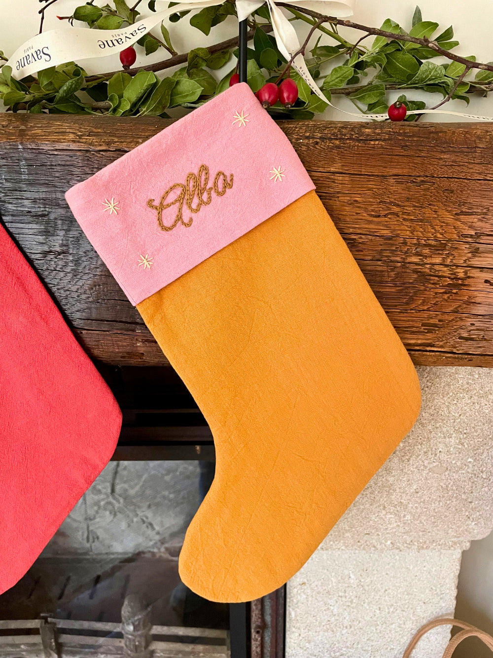 Chaussette de Noël artisanale Savane Paris, coloris rose et jaune, brodée main au prénom Alba avec motifs étoiles – création personnalisée faite en France, édition limitée