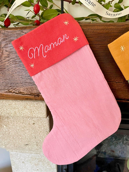 Chaussette de Noël personnalisée rose et rouge brodée à la main au prénom Maman, motifs étoiles, création artisanale Savane Paris – cadeau de Noël familial fait en France.