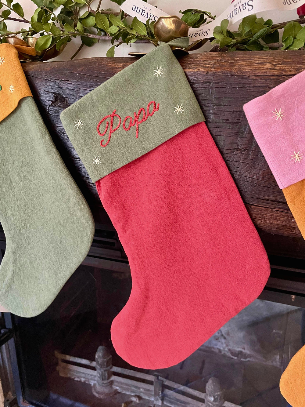 Chaussette de Noël rouge et vert brodée main au prénom Papa, décorée d’étoiles, confection artisanale Savane Paris en coton lavé – création personnalisée made in France.
