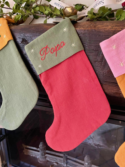 Chaussette de Noël rouge et vert brodée main au prénom Papa, décorée d’étoiles, confection artisanale Savane Paris en coton lavé – création personnalisée made in France.