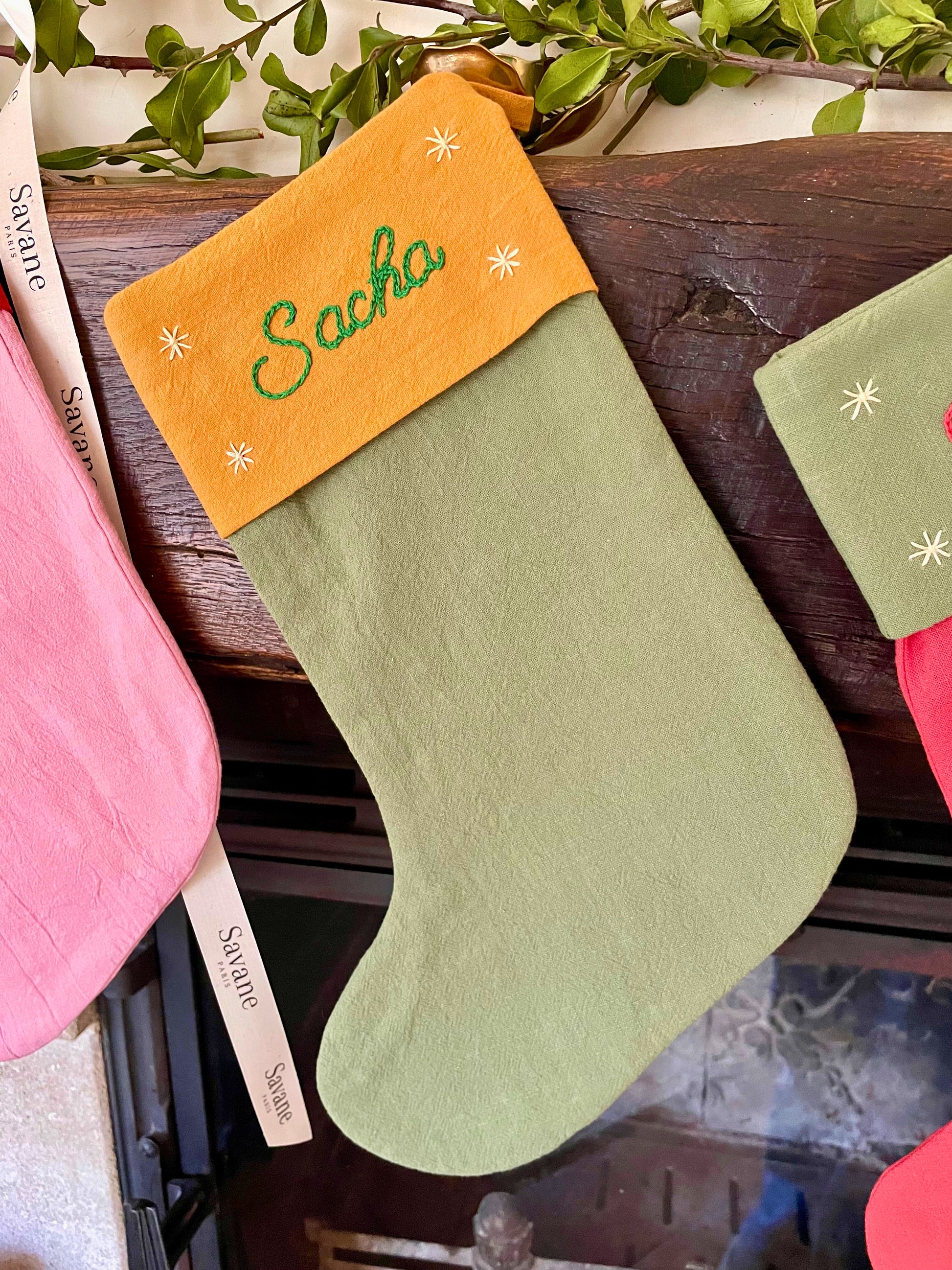 Chaussette de Noël artisanale vert sauge et jaune, brodée main au prénom Sacha avec étoiles décoratives – fabrication française Savane Paris, édition limitée personnalisable.
