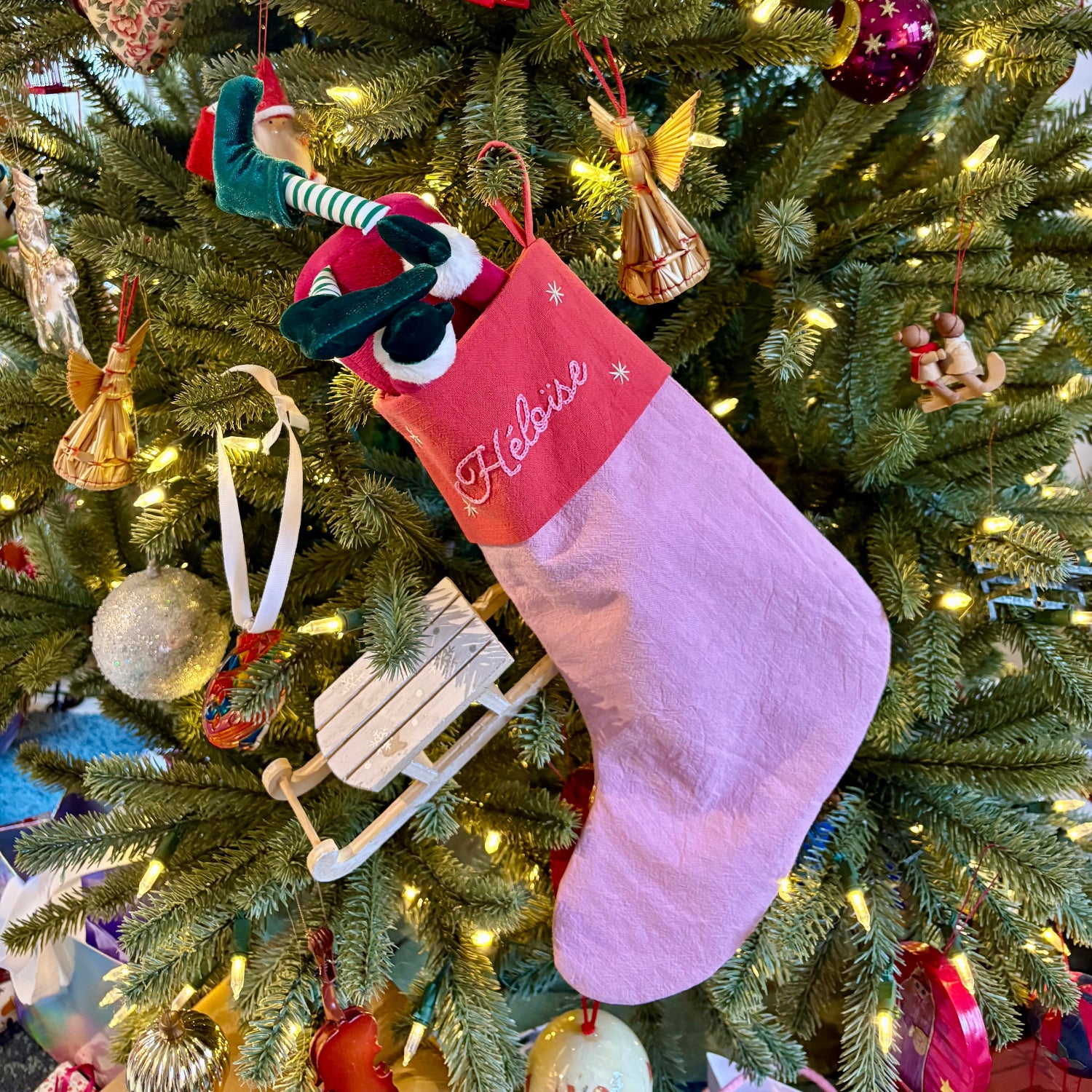 Chaussette de Noël rose brodée au prénom Héloïse, suspendue au sapin avec un lutin farceur, création artisanale Savane