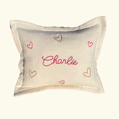 Coussin bébé personnalisé avec prénom brodé et petits cœurs, coussin décoratif de naissance fait main en France.