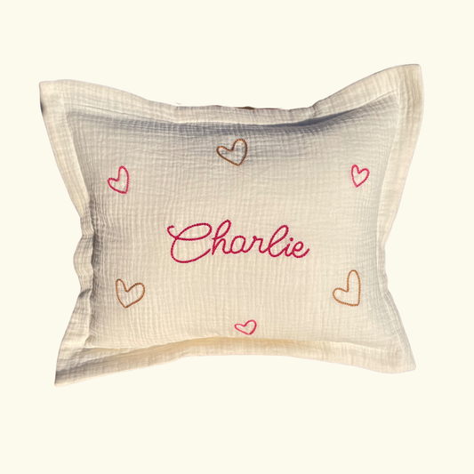 Coussin bébé personnalisé avec prénom brodé et petits cœurs, coussin décoratif de naissance fait main en France.