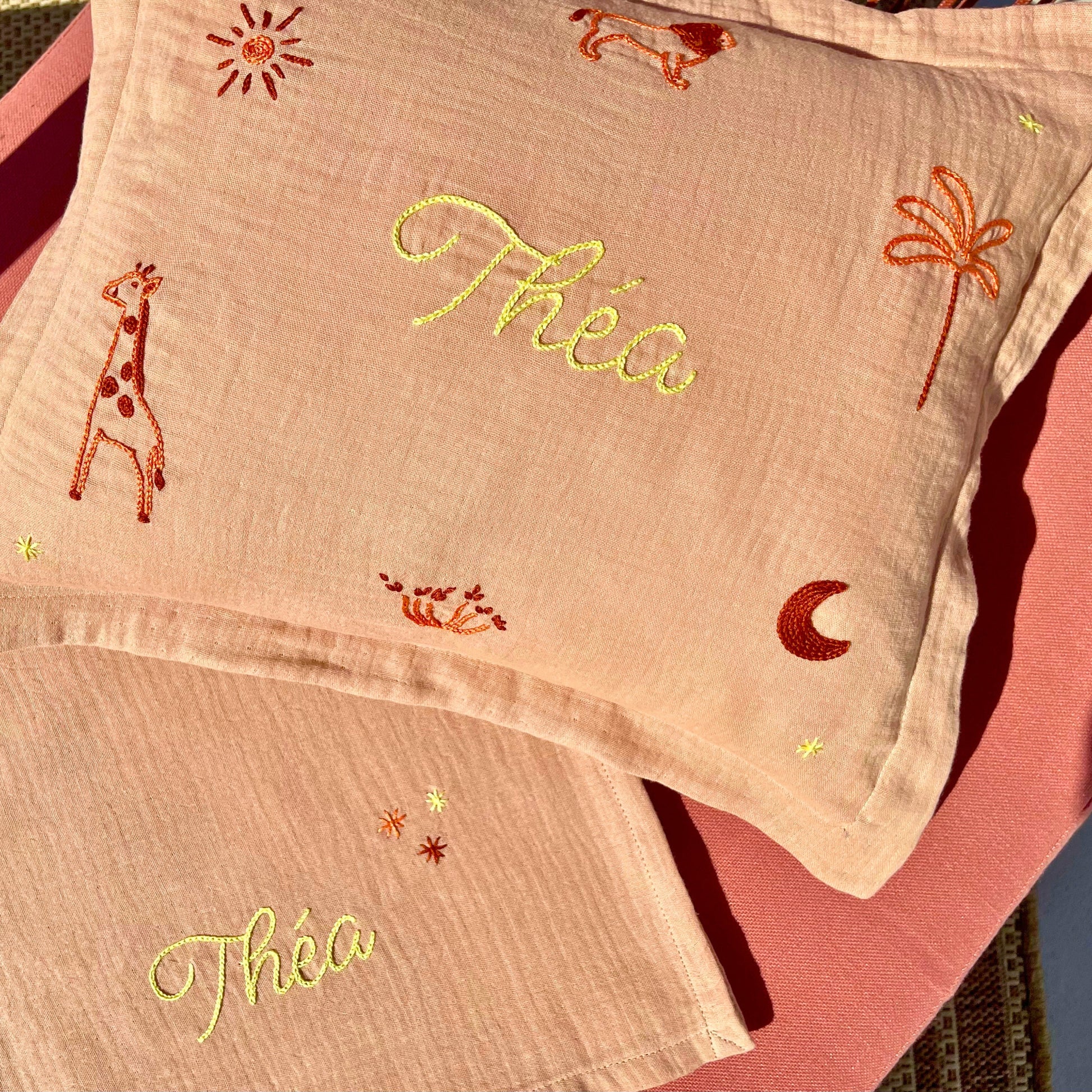 Coussin et lange brodés prénom Théa avec motifs savane, broderie main au point de chaînette, pièce de trousseau de naissance Savane