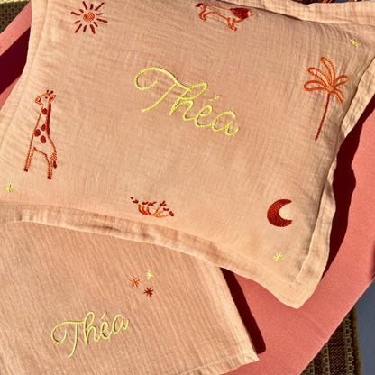 Coussin et lange brodés prénom Théa avec motifs savane, broderie main au point de chaînette, pièce de trousseau de naissance Savane