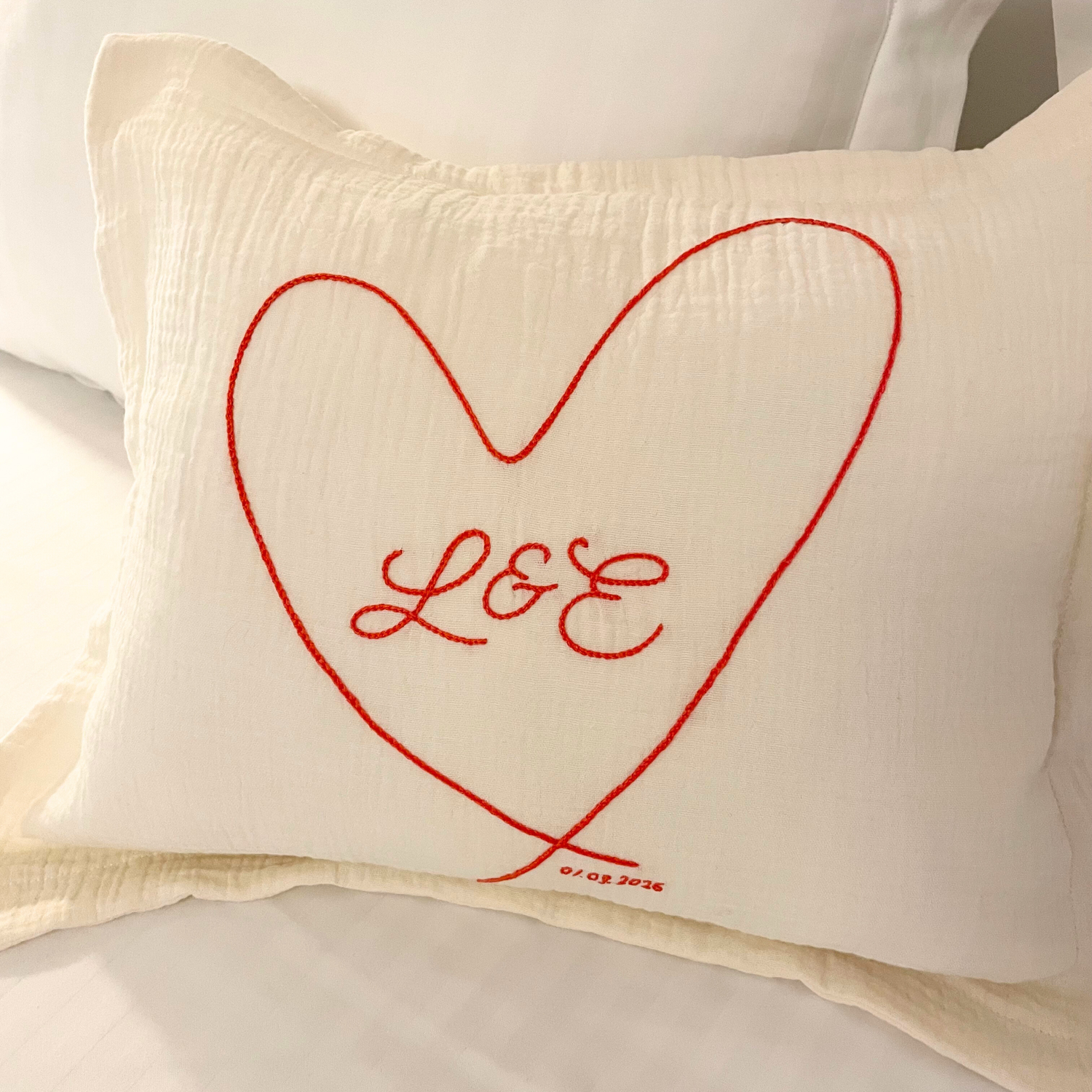 Coussin mariage brodé à la main avec cœur rouge, initiales et date, cadeau personnalisé pour fiançailles, EVJF ou mariage