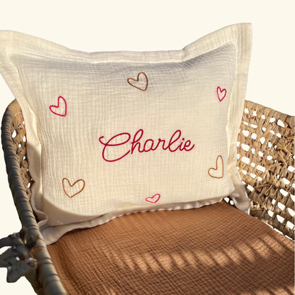 Coussin de naissance brodé au prénom, décoré de petits cœurs, création artisanale Savane en gaze de coton, cadeau personnalisé pour bébé.