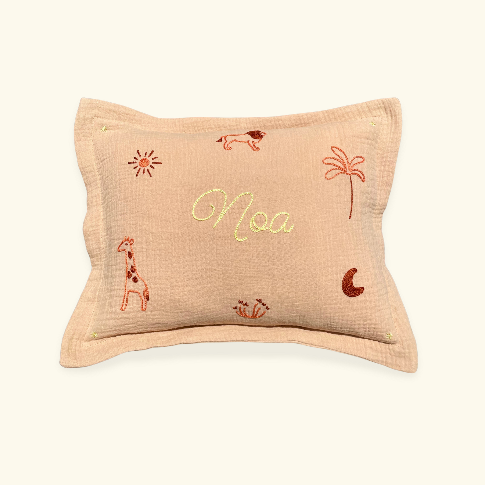 coussin beige sable gaze de coton naissance personnalisé brodé prénom et motifs de la savane . idée cadeau naissance anniversaire noël
