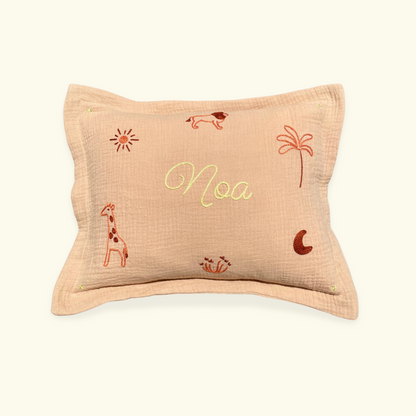 coussin beige sable gaze de coton naissance personnalisé brodé prénom et motifs de la savane . idée cadeau naissance anniversaire noël